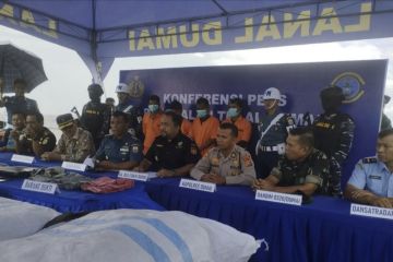 Lanal Dumai tahan kapal bermuatan 56 ribu kilogram pakaian bekas