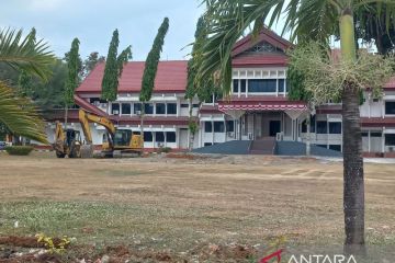 Revitalisasi tiang bendera dan pagar mulai dilakukan di Kantor Wali Kota Palu