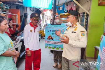 Satpol PP "door to door" sosialisasi larangan membakar sampah