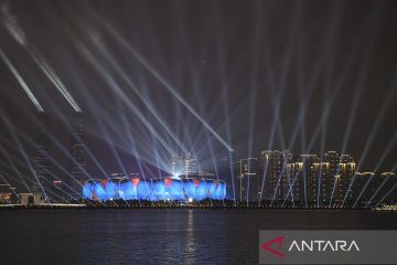 Menikmati pertunjukan laser saat pembukaan Asian Games 2022