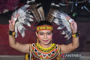 Aksi budaya Suku Dayak saat pementasan Suara Harmoni Kalimantan