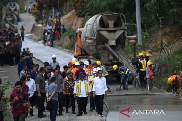 Presiden Jokowi tinjau realisasi perbaikan jalan daerah penopang IKN