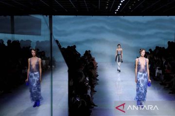 Koleksi Spring/Summer 2024 karya Giorgio Armani di Milan Fashion Week