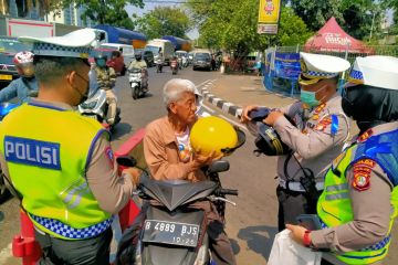 Polisi bagikan helm gratis untuk pengendara di Jakarta Barat