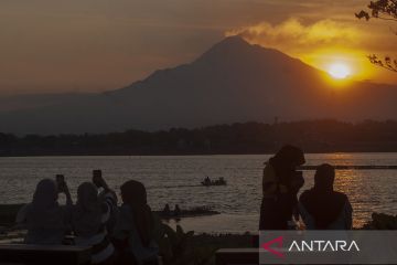 Menikmati matahari terbenam di Waduk Cengklik