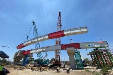 Steel box girder merah putih WIKAIKON di flyover aloha mulai dipasang