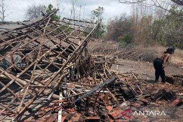 Diterjang puting beliung, belasan rumah di Situbondo porak-poranda