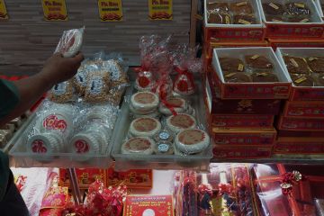 Kisah pedagang kue bulan di Glodok bersaing dengan e-commerce
