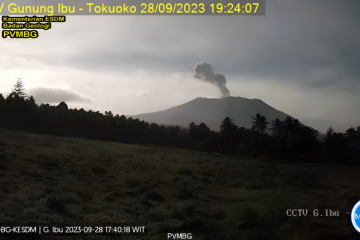 Gunung Ibu erupsi melontarkan abu setinggi 800 meter