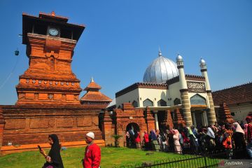 Liburan Maulid Nabi di Masjid Menara Kudus