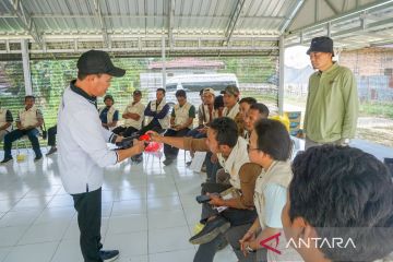 Petani IKN belajar bertani di  "greenhouse" hemat air