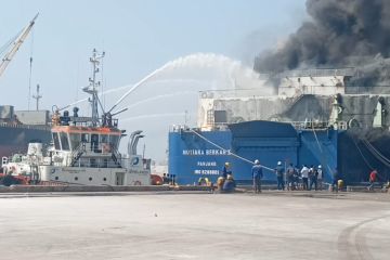 Kapal Ferry bermuatan 135 truk terbakar di Pelabuhan Indah Kiat