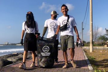 Komunitas peduli lingkungan sisir sampah di Pantai Padang Galak