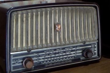 Merajut kembali cerita masa lalu dengan pameran radio antik