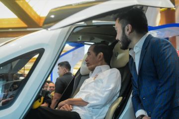 Momen Jokowi naik taksi terbang di pameran Hub Space