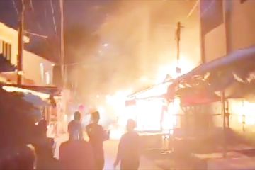 Akibat arus pendek delapan ruko di Pasar Lama terbakar