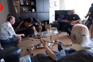 Band G-Pluck sambangi dua legenda musik Indorock di Belanda