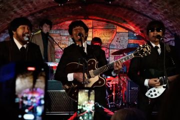 Band tribute The Beatles G-Pluck rampungkan panggung Beatleweek