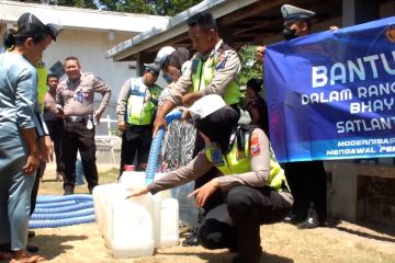 Bantu dampak kekeringan, Satlantas Jember salurkan ribuan liter air