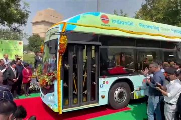 India luncurkan bus dengan sel bahan bakar hidrogen hijau pertama