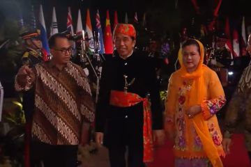 Jokowi pakai baju Betawi, Kamalla Harris dan Trudeau pakai batik