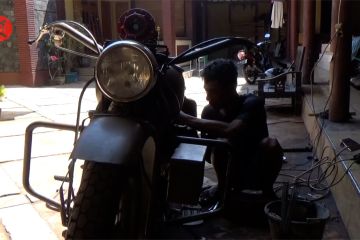 Kreatif, memadukan mesin mobil menjadi replika motor legendaris