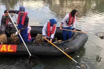 Lanal Denpasar dan Lantamal VI Makassar bersihkan sampah sungai