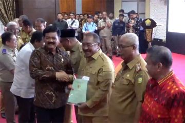 Menteri ATR serahkan 260 sertifikat aset di Sulawesi Teggara