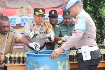 Pengawasan diperketat, Polres Asmat musnahkan 1200 miras ilegal