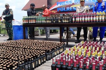 Ribuan miras ilegal dimusnahkan jelang Festival Asmat