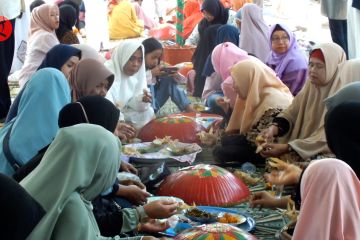 Mengikuti tradisi nganggung warga Kampung Meleset saat Maulid Nabi