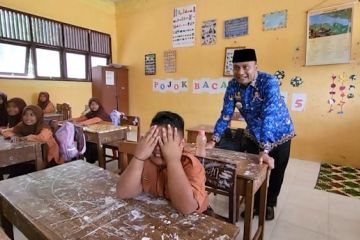 Sidak ke sekolah, Pj Wali Kota temukan meja kursi tak layak pakai