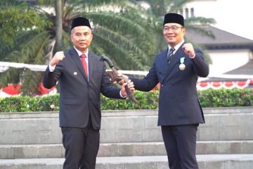 Ridwan Kamil serahkan kujang pusaka ke Pj Gubernur Jawa Barat