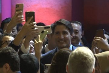 Momen PM Kanada Justin Trudeau berinteraksi dengan peserta AIPF 2023