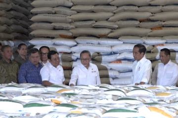 Presiden Jokowi tinjau stok beras di Bulog Bogor dan Jakarta
