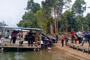 Terkendala infrastruktur, mobil dinas Bupati Pulau Taliabu naik rakit