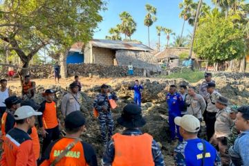 Satu korban perahu terbalik di Rote Ndao masih dalam pencarian tim SAR