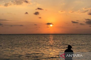 Menikmati indahnya matahari terbenam di Pantai Boneoge