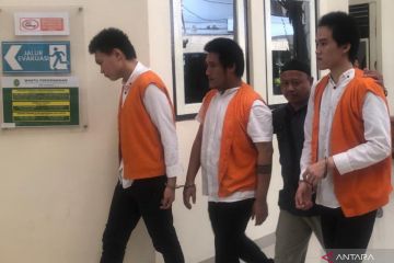 Hakim PN Denpasar vonis tiga operator judi daring 2,5 tahun penjara