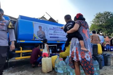 Polri salurkan bantuan air bersih untuk warga Penjaringan 