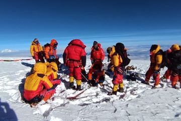 Ilmuwan China pasang stasiun pengamatan meteorologi di Gunung Cho Oyu