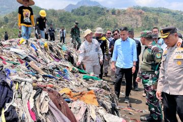Jabar minta TNI-Polri telusuri sumber tumpukan sampah Pantai Cibutun