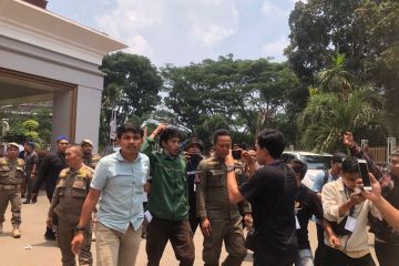 Mahasiswa terobos Gedung DPRD saat Paripurna peringati HUT Banten