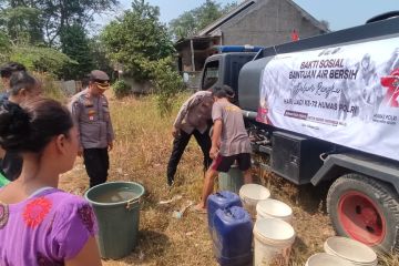 Polda Lampung salurkan bantuan air bersih pada warga Jati Mulyo