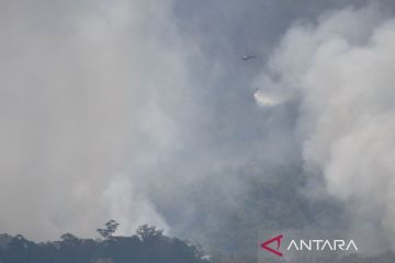 Pemadaman kebakaran Gunung Lawu dengan water bombing