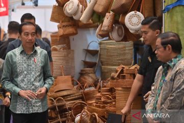 Presiden Joko Widodo tinjau pameran