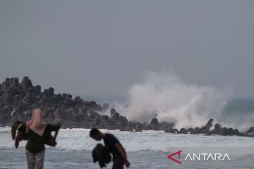 BMKG: Waspadai gelombang sangat tinggi di laut selatan Jabar-DIY