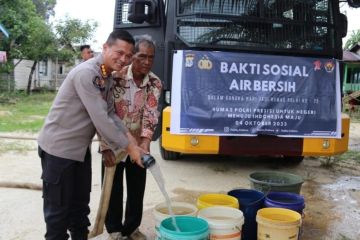 Polda Kaltara membantu air bersih ke warga desa Apung
