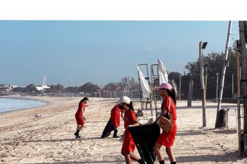 AIS Forum ajak siswa di Bali beraktivitas di Pantai Kedonganan