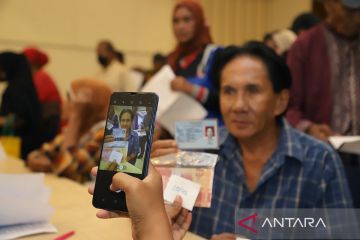 Sebanyak 1.118 warga miskin di Surabaya dapat bantuan peralatan usaha